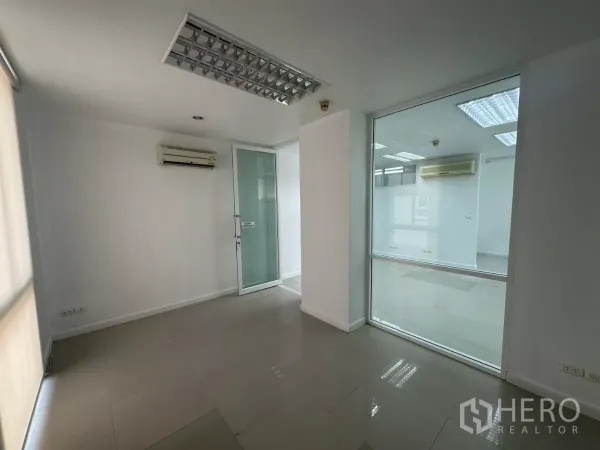 办公空间 出租在Huai Khwang, Bangkok - 带玻璃门的私密会议室，配窗帘与壁挂式空调。