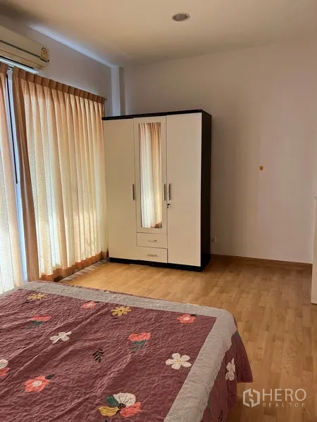 ทาวน์เฮาส์ ให้เช่าในWang Thonglang, Bangkok - ห้องนอนพร้อมเตียงและตู้เสื้อผ้า ผ้าม่านเต็มความสูง