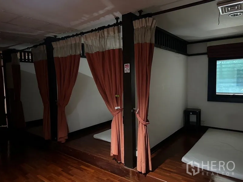 อาคารพาณิชย์ ให้เช่าในPhra Khanong, Bangkok - พื้นที่นวดไทยส่วนตัว มีที่นอนปูพื้น ม่านสีพีช และพื้นไม้ยกสเตจ