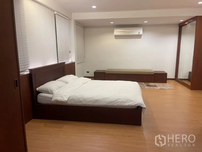 ทาวน์เฮาส์ ให้เช่าในSuan Luang, Bangkok - ห้องนอนขนาดใหญ่ พื้นไม้ บิลท์อิน และเตียงคิงไซส์
