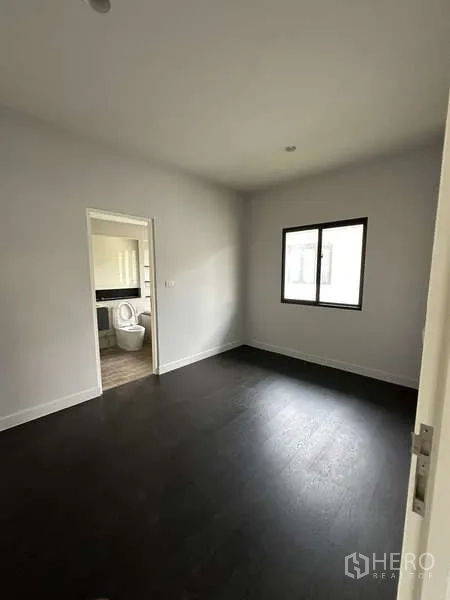 บ้าน ขายในLam Luk Ka, Pathum Thani - ห้องนอนพร้อมประตูเชื่อมเข้าห้องน้ำในตัว