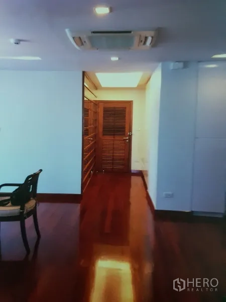 คอนโด ให้เช่าในWatthana, Bangkok - โถงทางเดินพื้นไม้เงางาม แอร์ฝังฝ้า และประตูไม้ไปยังห้องต่างๆ