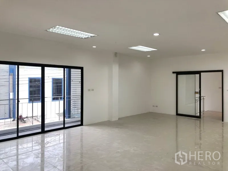 โรงงาน ให้เช่าหรือขายในSamut Prakan - ออฟฟิศชั้นสองแบบเปิดโล่ง ติดระเบียง รับแสงธรรมชาติ