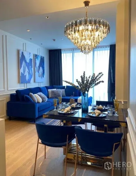 คอนโด ให้เช่า - พื้นที่นั่งเล่นและทานอาหารโทนสีน้ำเงิน พร้อมหน้าต่างเต็มบาน เหมาะสำหรับรับรองแขก
