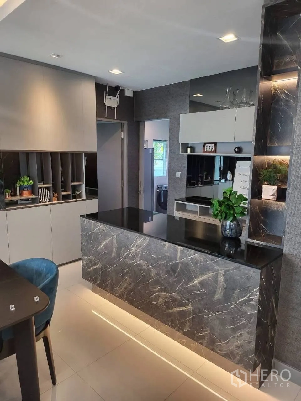 บ้านเดี่ยว for rent in Bang Phli, Samut Prakan - ครัวสมัยใหม่มีไอส์แลนด์ท็อปหินสีเข้ม ตู้บิวท์อิน และไฟส่องใต้ตู้