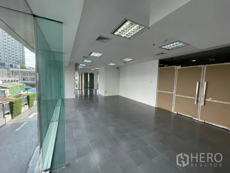 สำนักงาน ให้เช่า - โซนติดถนนของสำนักงาน มีกระจกพาโนรามาและประตูบานคู่