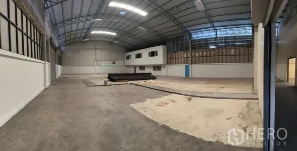คลังสินค้า ให้เช่าในBueng Kum, Bangkok - ภายในโกดังพื้นที่กว้าง หลังคาเหล็กโค้งสูง มีช่องรับแสง พื้นคอนกรีตเรียบ และออฟฟิศภายใน 2 ชั้น