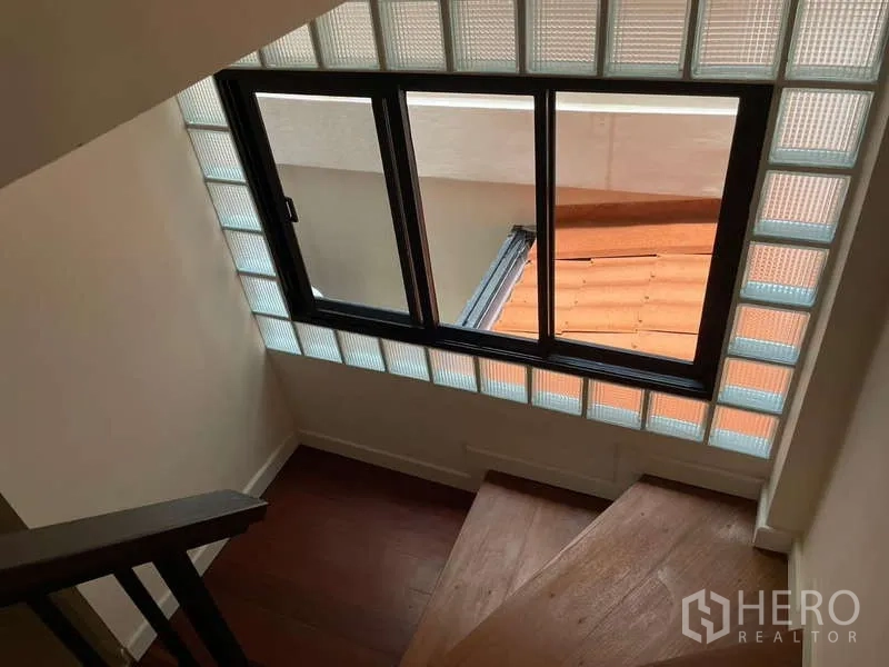 สำนักงานที่บ้าน ให้เช่าในWatthana, Bangkok - ช่องบันไดมีหน้าต่างกรอบบล็อกแก้วรับแสงธรรมชาติ.