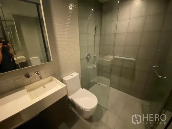 สำนักงาน ให้เช่าในPhaya Thai, Bangkok - ห้องน้ำพร้อมตู้กระจก อ่างล้างหน้า โถสุขภัณฑ์ และตู้กั้นอาบน้ำกระจก