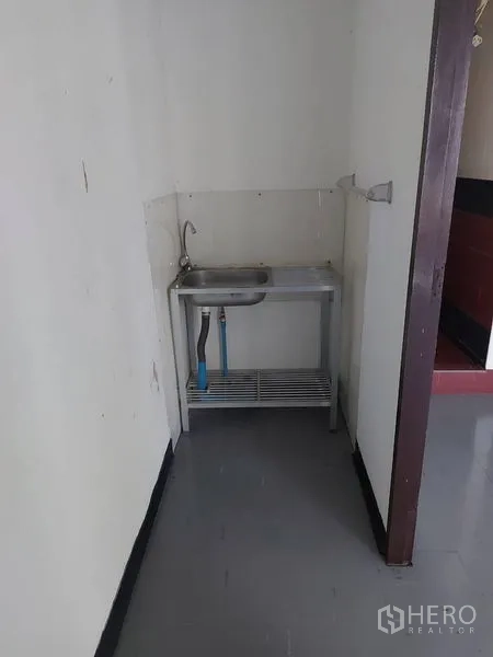 办公空间 出租在Pathum Wan, Bangkok - 小型茶水间，不锈钢水槽与置物架，紧邻卫生间。