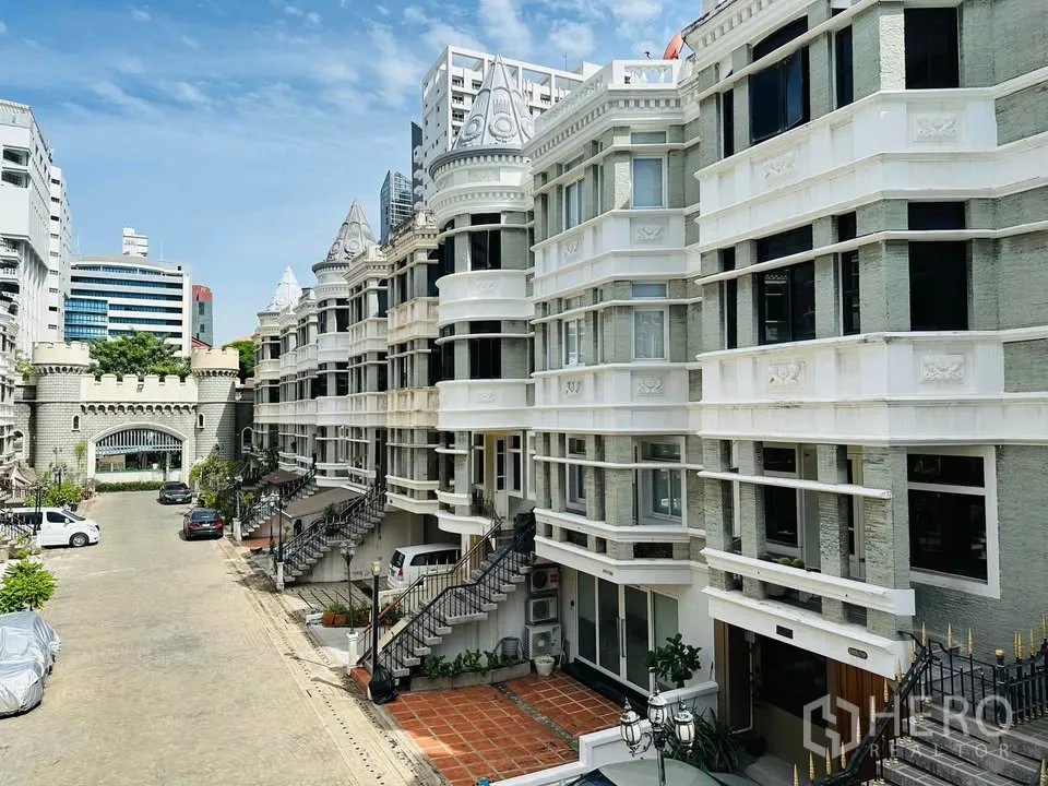 联排别墅 for rent - 欧式风格联排别墅外观，带前置台阶与共用停车庭院。