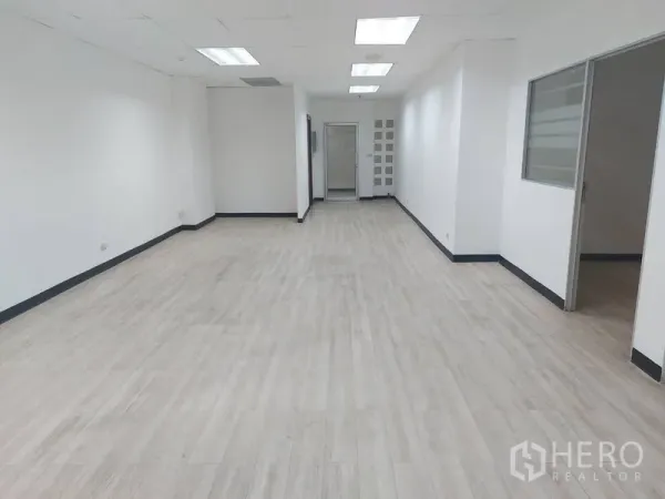 办公空间 出租在Pathum Wan, Bangkok - 宽敞工作区，白色墙面与天花灯，带磨砂玻璃隔间。