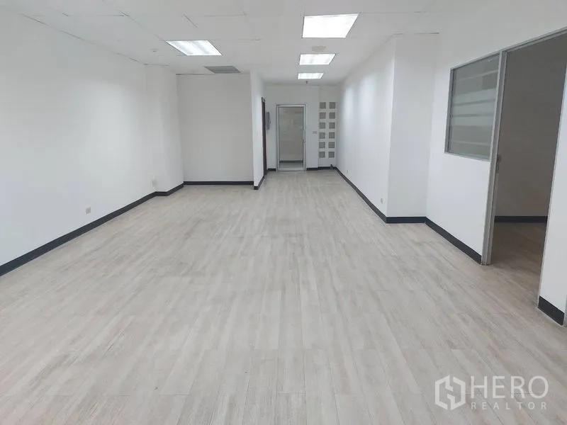 办公空间 出租在Pathum Wan, Bangkok - 宽敞工作区，白色墙面与天花灯，带磨砂玻璃隔间。