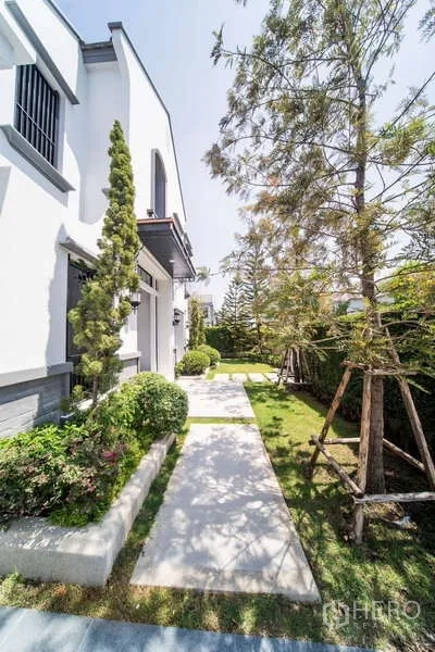 บ้าน ให้เช่าในSaphan Sung, Bangkok - ทางเดินสวนข้างบ้าน มีต้นไม้ แนวรั้วพุ่ม และแปลงปลูกพรรณไม้