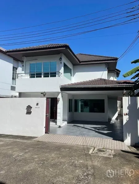 บ้าน ให้เช่าในSuan Luang, Bangkok - บ้านเดี่ยว 2 ชั้นในเขตสวนหลวง กรุงเทพฯ พร้อมรั้วและที่จอดรถมีหลังคา กระเบื้องมุงหลังคา.