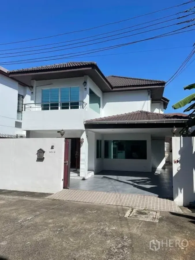 บ้าน ให้เช่าในSuan Luang, Bangkok - บ้านเดี่ยว 2 ชั้นในเขตสวนหลวง กรุงเทพฯ พร้อมรั้วและที่จอดรถมีหลังคา กระเบื้องมุงหลังคา.