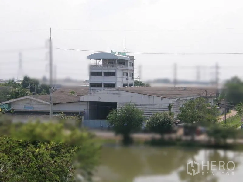 คลังสินค้า ให้เช่าในPathum Thani - มุมสูงของกลุ่มอาคารโกดังติดคลอง มีพื้นที่สีเขียวในอำเภอเมืองปทุมธานี