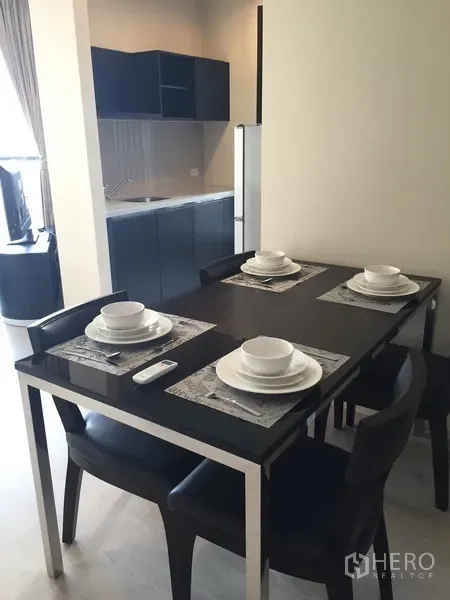 คอนโด ให้เช่าในKhlong Toei, Bangkok - มุมทานอาหารสำหรับสี่ที่นั่งติดกับครัวบิวท์อิน ใช้งานสะดวก