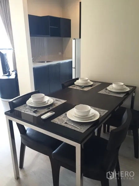 คอนโด ให้เช่าในKhlong Toei, Bangkok - มุมทานอาหารสำหรับสี่ที่นั่งติดกับครัวบิวท์อิน ใช้งานสะดวก