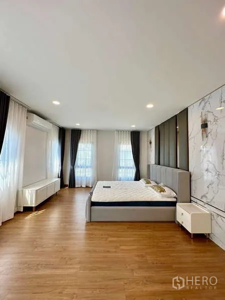 บ้าน ให้เช่าในBang Phli, Samut Prakan - ห้องนอนมาสเตอร์ขนาดใหญ่ พื้นลายไม้ หน้าต่างรอบด้านรับแสง