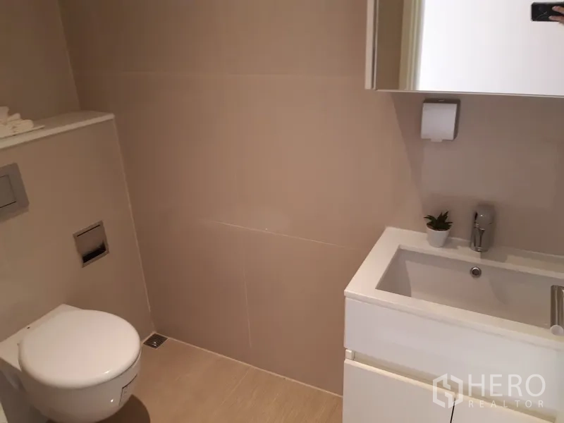 คอนโด ให้เช่าในWatthana, Bangkok - ห้องน้ำสไตล์มินิมอลพร้อมโถสุขภัณฑ์แขวนผนังและอ่างล้างหน้าโทนขาว