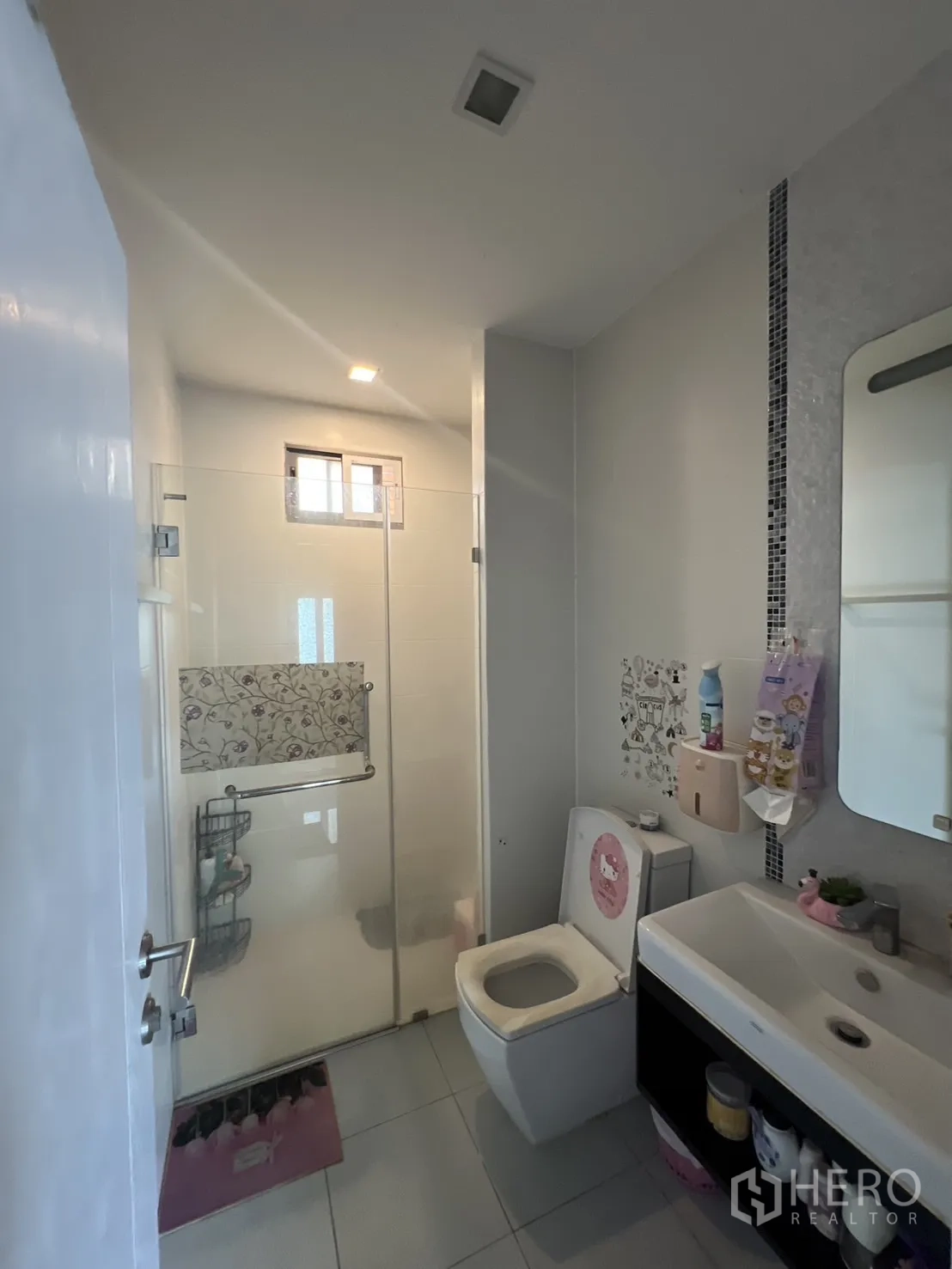 บ้าน ให้เช่าหรือขายในLat Krabang, Bangkok - ห้องน้ำสมัยใหม่ ฝักบัวกระจกกั้น อ่างล้างหน้า และโถสุขภัณฑ์