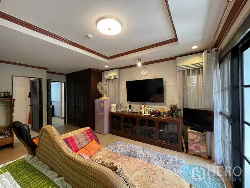 带办公室的家 出租在Watthana, Bangkok - 客厅式休闲区，电视墙与沙发