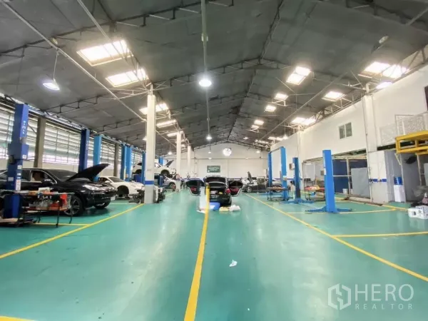 零售空间 出租在Wang Thonglang, Bangkok - 高挑顶维修车间，设采光窗、多台举升机与绿色环氧地坪