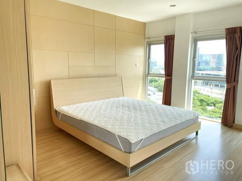 คอนโด ให้เช่าในKhlong Toei, Bangkok - ห้องนอนสว่างผนังลายไม้ เตียง และหน้าต่างมุมมองเห็นวิวเมือง