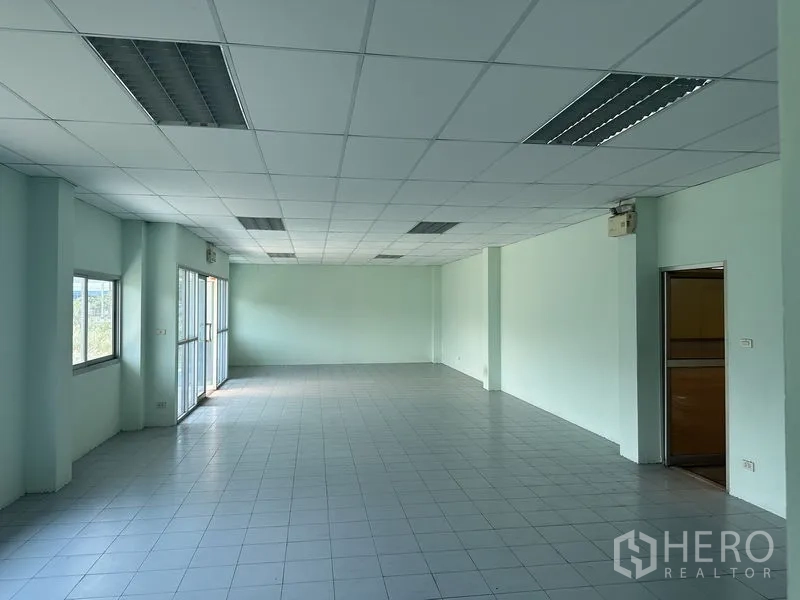 โรงงาน ให้เช่าในChon Buri - พื้นที่สำนักงานชั้นล่าง พื้นกระเบื้อง ฝ้าแขวน แสงธรรมชาติทั่วถึง