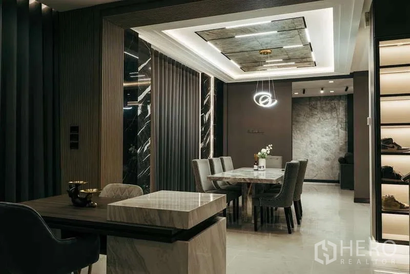 บ้าน ขายในSai Mai, Bangkok - โถงรับแขกแบบโอเพ่นแพลน เพดานเล่นระดับ และชั้นโชว์ไฟในตัว