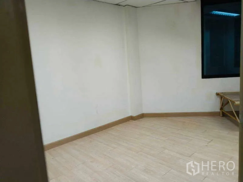 办公空间 出租在Bang Na, Bangkok - 空置私密房，木地板与深色窗框，待二次装修。