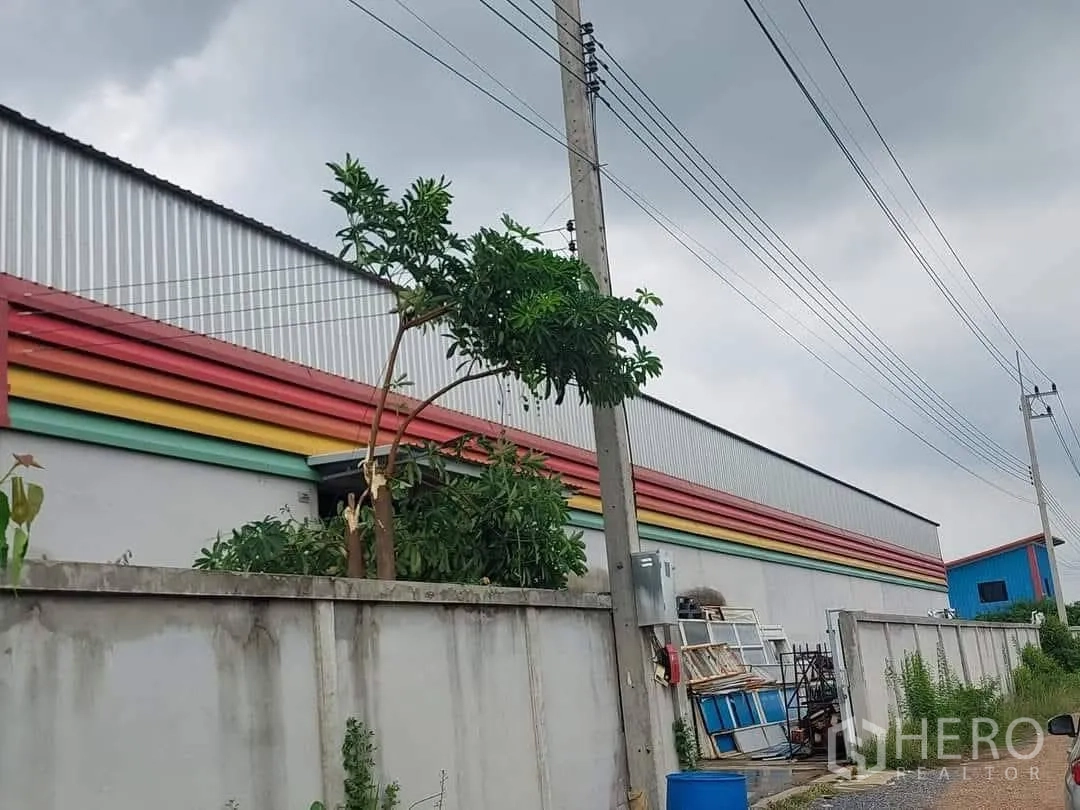 โกดัง for sale in Lam Luk Ka, Pathum Thani - ด้านข้างโกดังมีช่องระบายอากาศสีสัน กำแพงคอนกรีต และพื้นที่บริการ