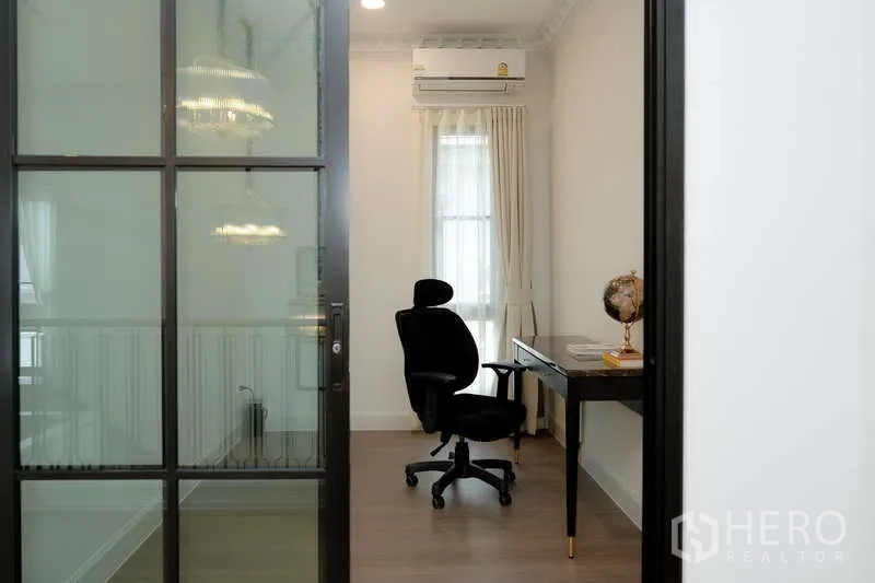 บ้าน ให้เช่าหรือขายในSaphan Sung, Bangkok - ห้องทำงานกะทัดรัดหลังประตูกระจกกรอบดำ พร้อมโต๊ะทำงานและเก้าอี้
