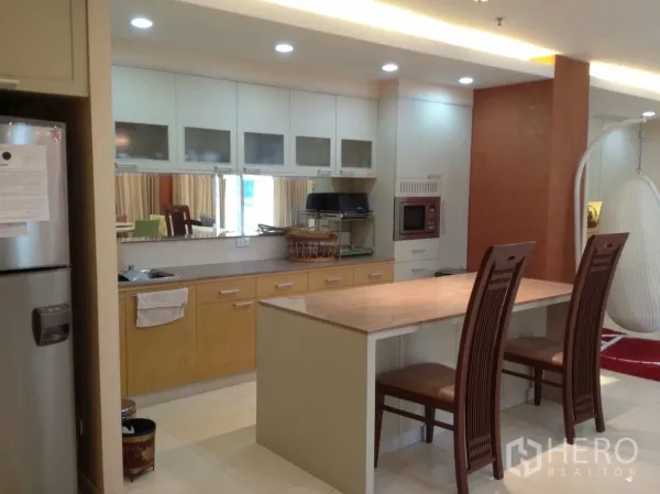 公寓 出租在Bang Rak, Bangkok - 内置厨房，长型中岛双座，高柜储物及不锈钢冰箱。