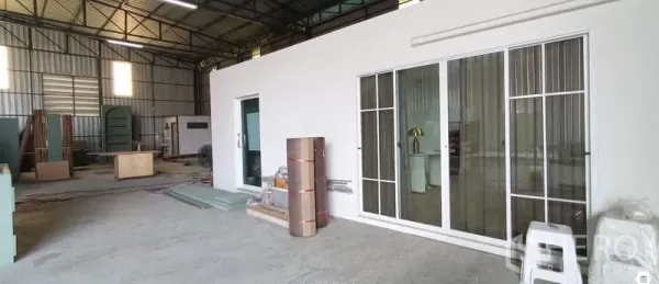 货栈 出租在Khan Na Yao, Bangkok - 仓内前置办公区，带推拉玻璃门与充足工作空间。