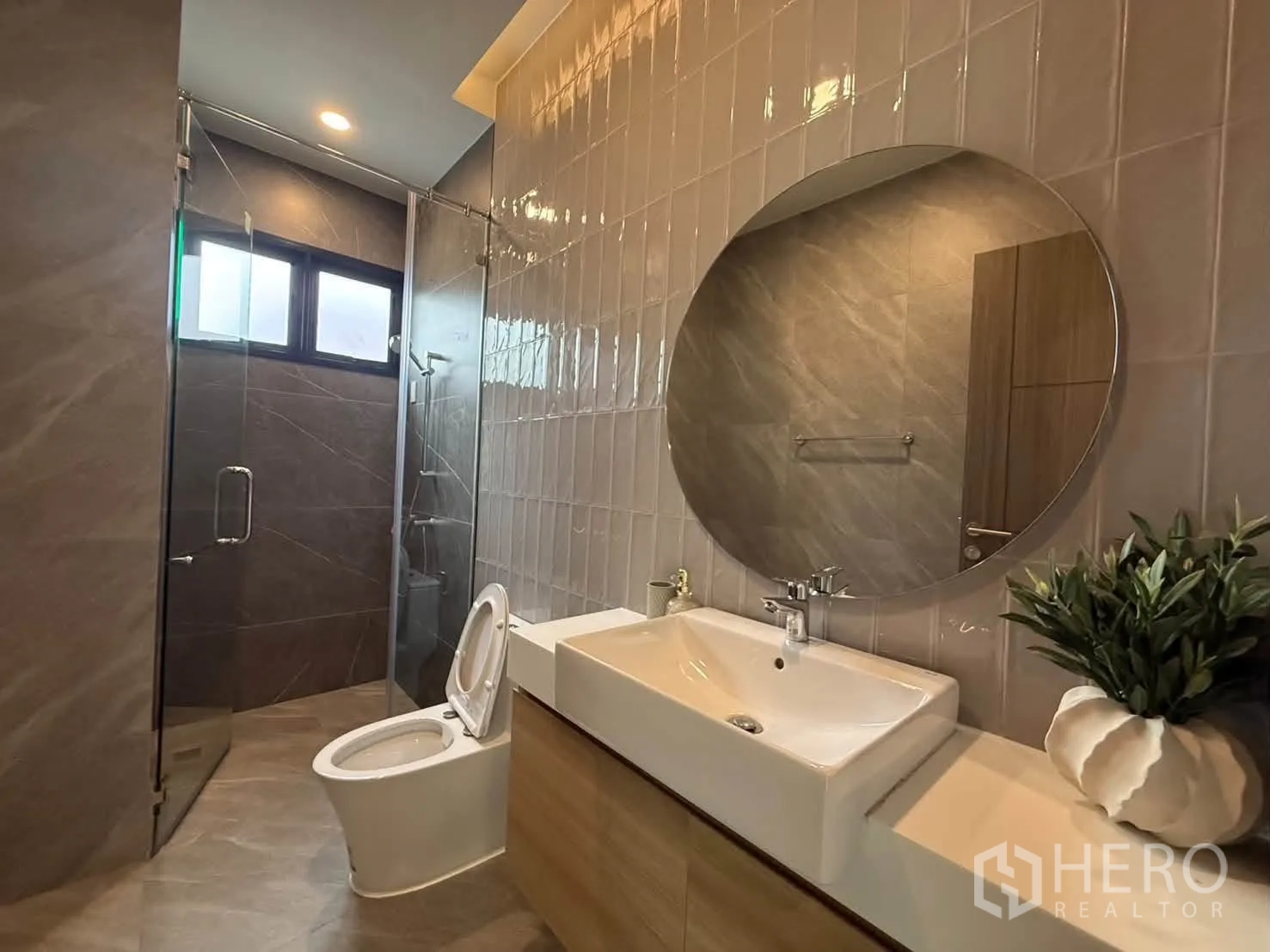 独栋房屋 for rent in Suan Luang, Bangkok - 浴室墙面瓷砖，圆镜与玻璃淋浴间。