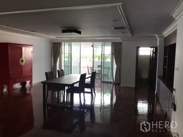 อพาร์ทเมนท์ ให้เช่าในRatchathewi, Bangkok - ห้องทานอาหารติดระเบียงกระจกบานเลื่อน พร้อมตู้สีแดงสไตล์เอเชีย