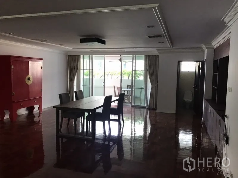 อพาร์ทเมนท์ ให้เช่าในRatchathewi, Bangkok - ห้องทานอาหารติดระเบียงกระจกบานเลื่อน พร้อมตู้สีแดงสไตล์เอเชีย