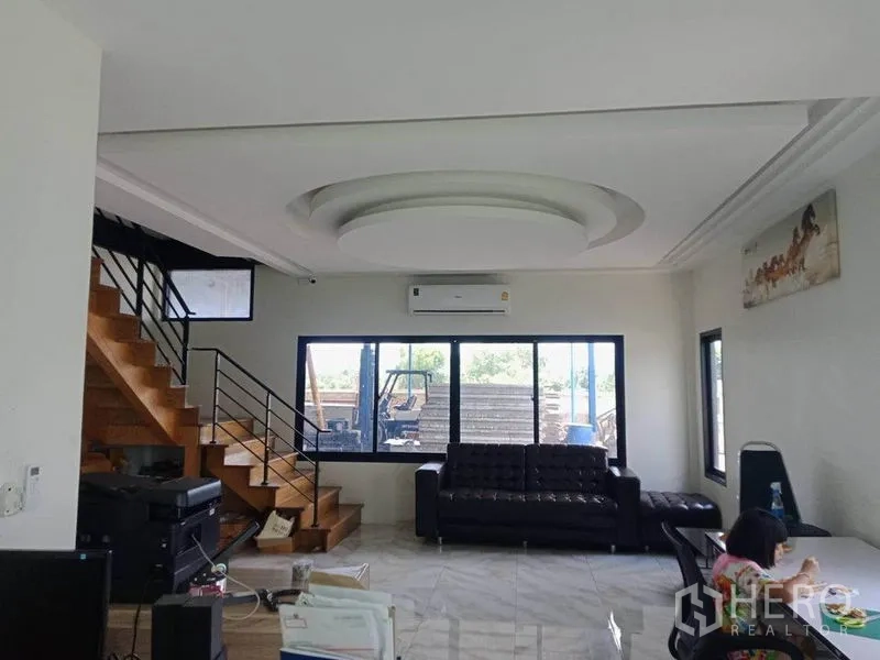 货栈 出售在Lam Luk Ka, Pathum Thani - 办公室休息区，楼梯、大窗、空调与黑色皮沙发