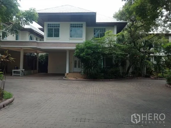 บ้าน ให้เช่าในBang Rak, Bangkok - บ้านเดี่ยวสองชั้นพร้อมลานจอดรถกว้างและที่จอดรถในร่ม รายล้อมด้วยต้นไม้ในเขตบางรัก กรุงเทพฯ