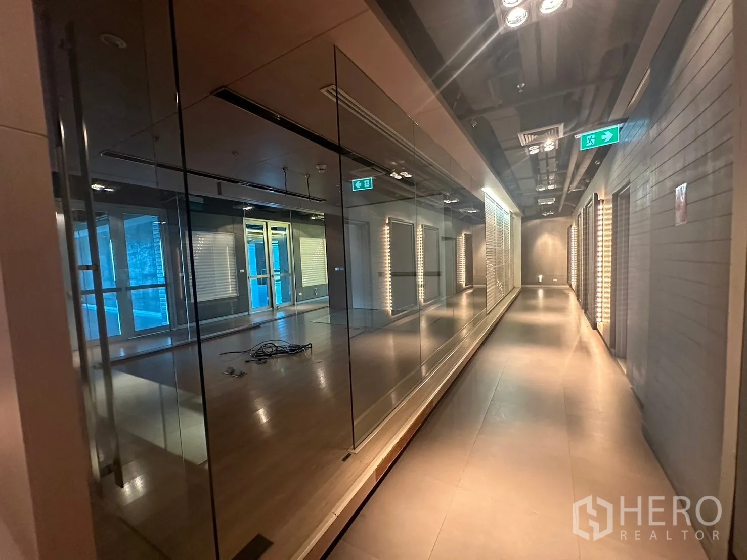 สำนักงาน ให้เช่าในKhlong Toei, Bangkok - โถงทางเดินร่วมสมัย ผนังกระจกเงาตลอดแนวและไฟส่องราง