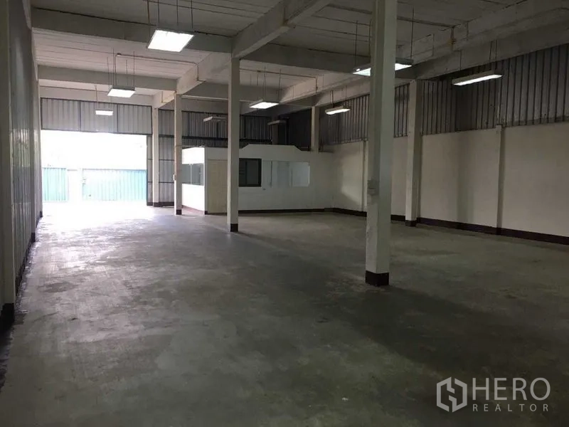 คลังสินค้า ให้เช่าในBueng Kum, Bangkok - ฮอลล์โกดังเพดานสูง มีเสากลางและไฟฟลูออเรสเซนต์ พื้นที่โล่งคอนกรีต