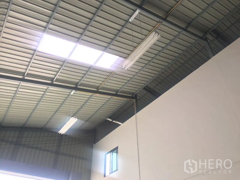 货栈 出售在Khlong Luang, Pathum Thani - 钢结构屋顶设采光板与日光灯。
