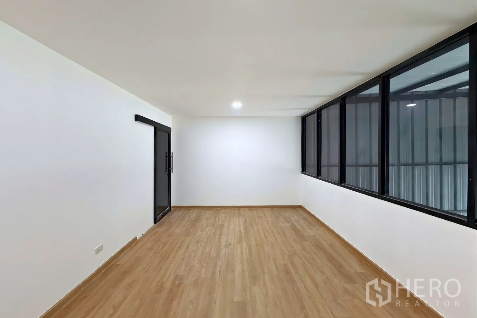 โกดัง for rent in Suan Luang, Bangkok - ห้องออฟฟิศชั้นลอยอีกห้องพร้อมประตูกระจกบานเลื่อนและหน้าต่างยาว