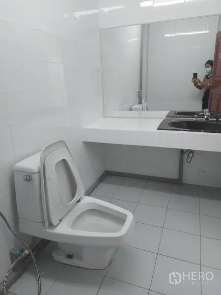 办公空间 出租在Pathum Wan, Bangkok - 干净的瓷砖卫生间，坐便器、双洗手盆与大镜子。