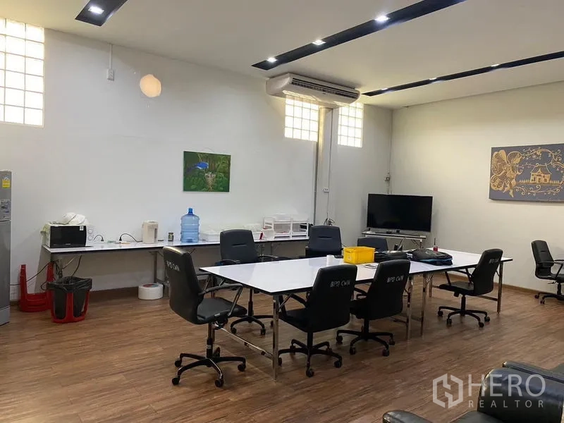 คลังสินค้า ให้เช่าในMueang Samut Prakan, Samut Prakan - ออฟฟิศและห้องประชุมปรับอากาศ โต๊ะเก้าอี้ครบ พื้นไม้ภายในโกดัง
