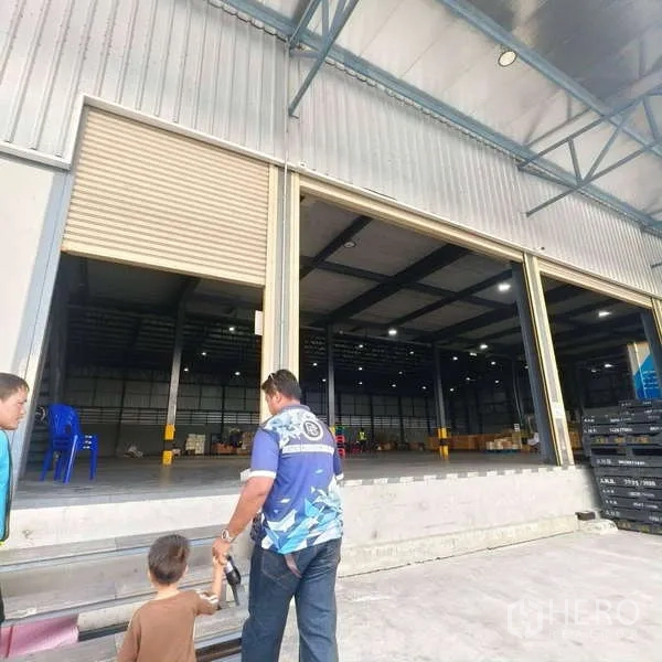 คลังสินค้า ให้เช่าในSamut Prakan - ช่องโหลดระดับท่า ประตูม้วนขนาดใหญ่ รองรับรถบรรทุกเข้าออกสะดวก