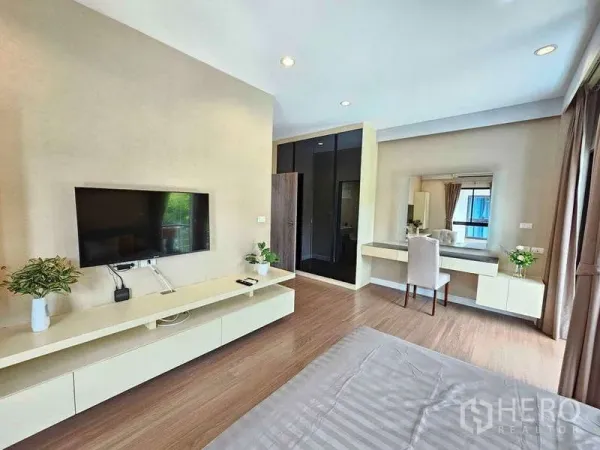 独立式住宅 出租在Prawet, Bangkok - 主卧电视墙，悬空电视柜与工作梳妆区