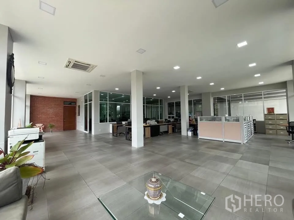 工厂 出售在Krathum Baen, Samut Sakhon - 宽敞办公区，工位与玻璃隔断